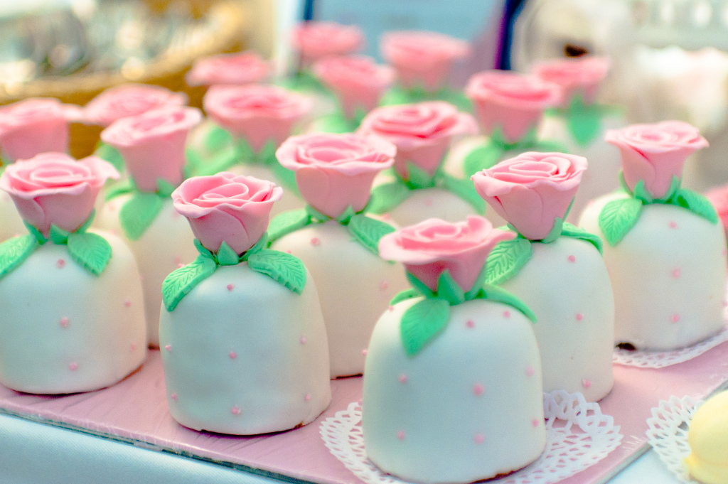 Rosa Hochzeitstörtchen – Erdbeere küsst Schokolade in weißem Kleid